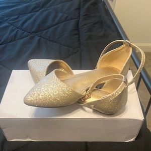 Previously loved women’s gold glitter shoes size 5